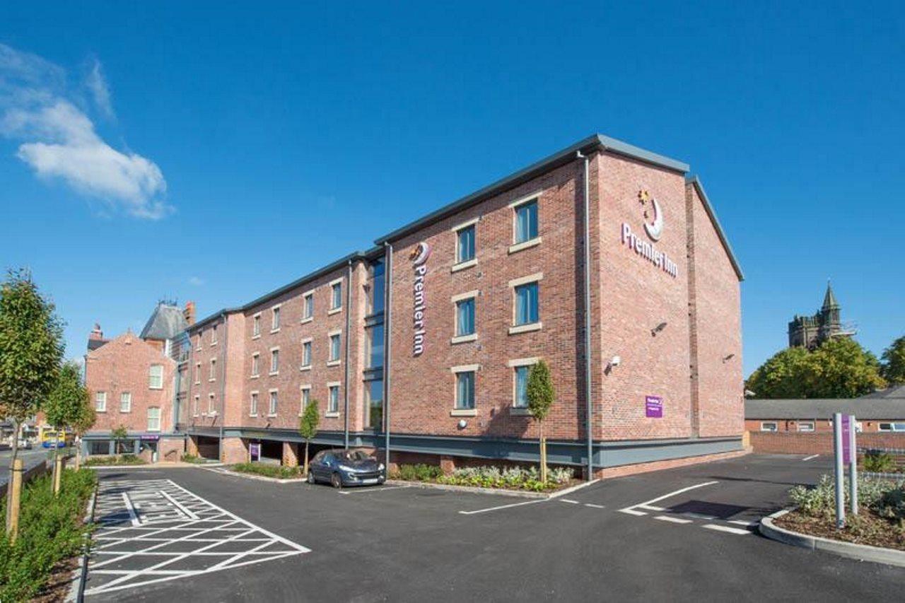 Premier Inn Leek Town Centre Buitenkant foto