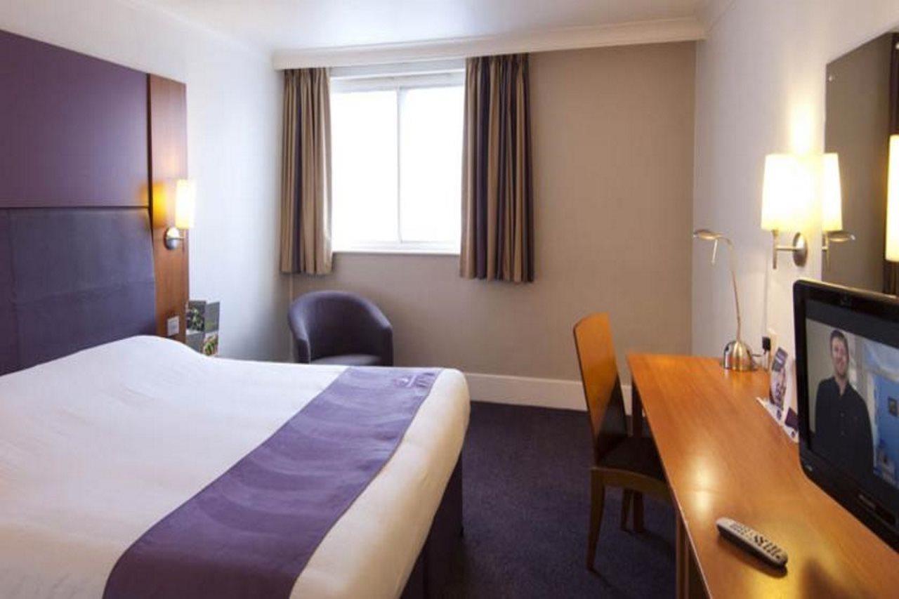 Premier Inn Leek Town Centre Buitenkant foto