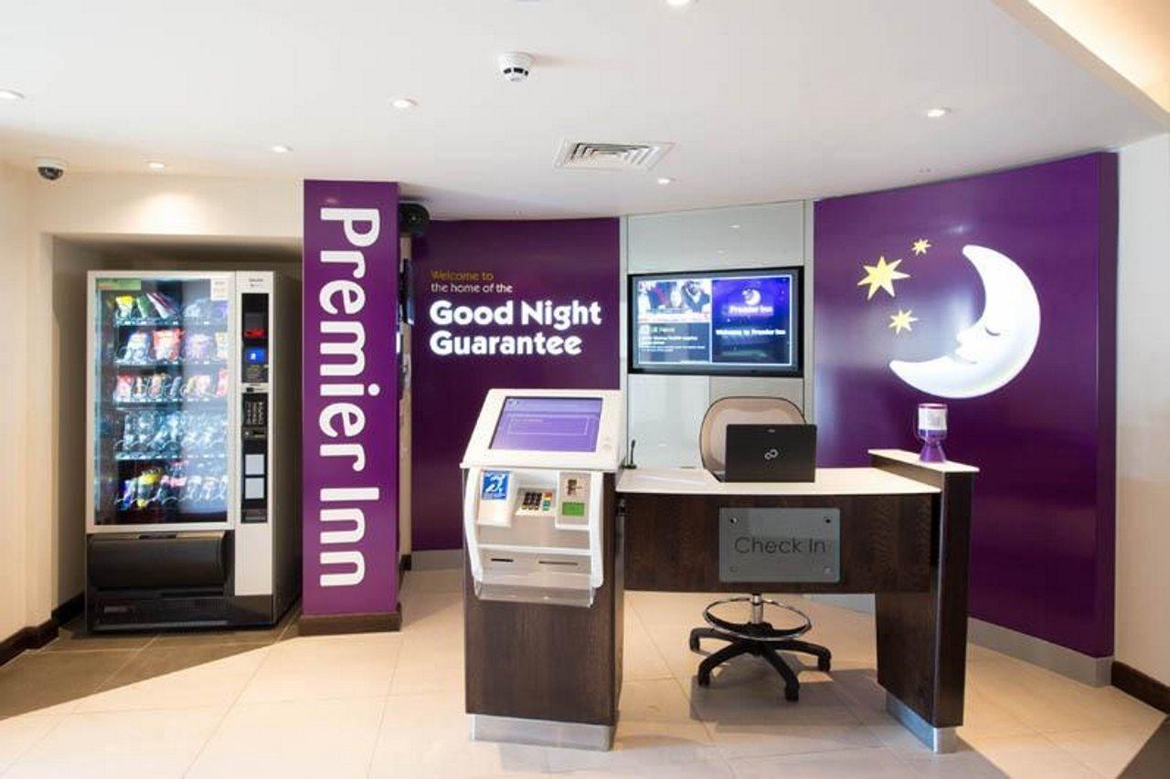 Premier Inn Leek Town Centre Buitenkant foto